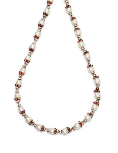 null MAISON GRIPOIX pour CHANEL
Circa 1960-70
Sautoir en perles de verre nacrées,...