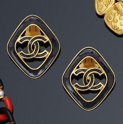 null CHANEL
Paire de clips d'oreilles au sigle de Chanel en métal doré partiellement...