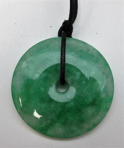 null Pendentif Bi en jade-jadéïte retenu par un cordon en cuir noir. 
D. 5 cm.
Poids...