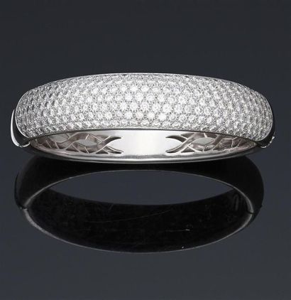 null Bracelet jonc ouvrant en or blanc 750°/°° (18k) orné d'un pavage de diamants....
