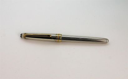 null MONTBLANC
Stylo plume Meisterstück argent massif 925 finition godronnée plume...