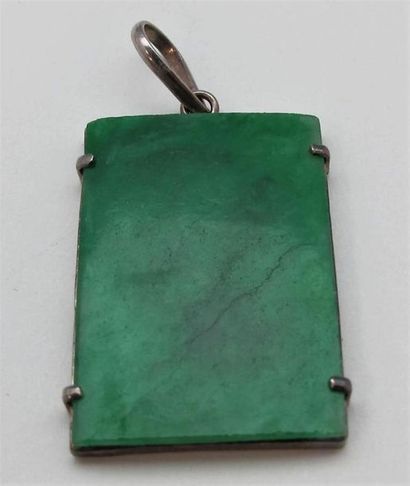 null Pendentif en argent orné d'une plaque rectangulaire en jade-jadéïte. 
D. 3,1...