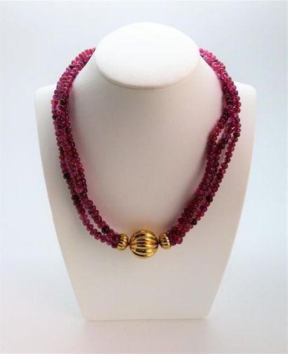 null Collier composé de trois rangs de perles de rubis. Fermoir en or jaune 750°/°°...