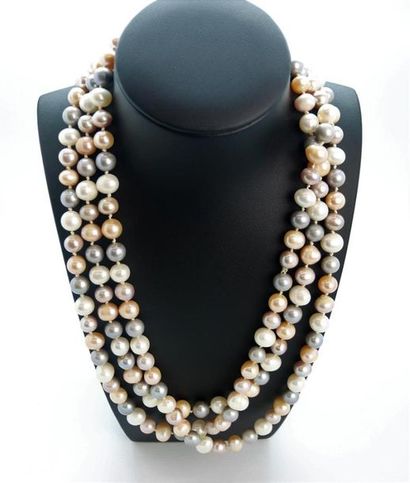 null Sautoir composé de perles d'eau douce grises, blanches et roses. 
L. 160 cm...