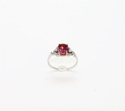 null Bague en or gris et rose 750°/°° (18k) ornée d'un saphir rose de forme coussin,...