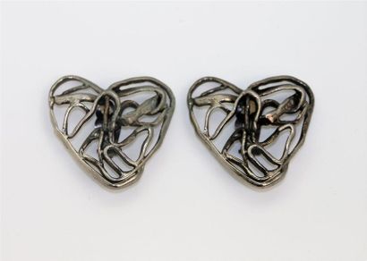 null YSL
Paire de clips d'oreilles vintage en métal argenté en forme de coeur constitué...