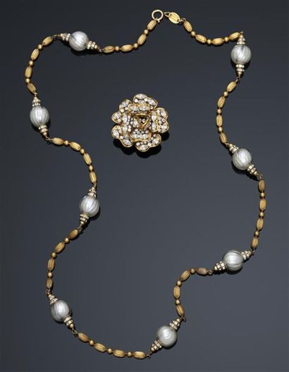 null CHANEL Haute Couture
Circa 1970
Sautoir en métal doré, orné de perles godronnées...