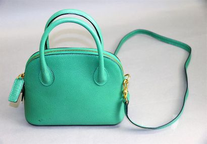 null CELINE
Sac porté main à deux anses ou bandoulière en cuir grainé vert, intérieur...