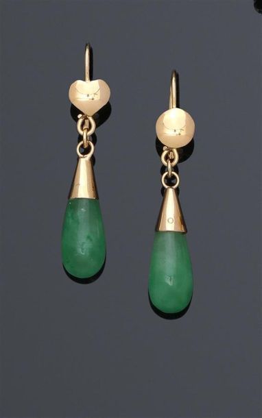 null Paire de pendants d'oreilles en or jaune 750°/°° (18k) ornés de gouttes de jade-jadéïte....