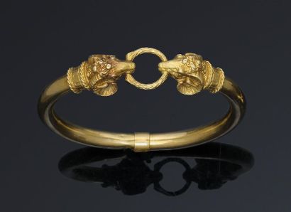 null Dans le goût de LALAOUNIS
Bracelet jonc en or jaune 750°/°° (18k) orné de deux...