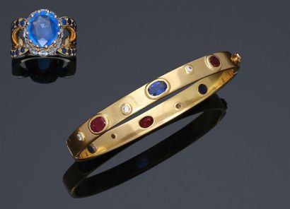 null Bracelet jonc articulé en or jaune 750°/°° (18k) orné de diamants, rubis et...