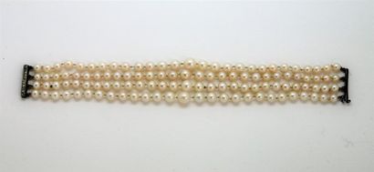 null Bracelet composé de quatre rangs de perles de culture en chute. Fermoir à glissière...