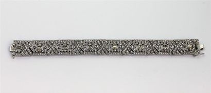 null CINER
Bracelet ruban articulé en métal argenté à décor floral stylisé, orné...