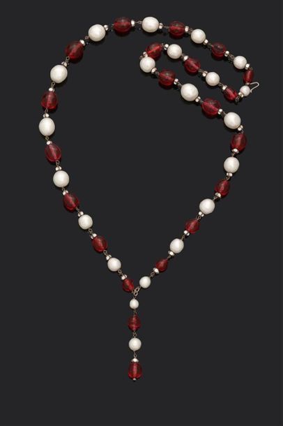 null Attribué à la MAISON GRIPOIX
Circa 1960-70
Collier à deux rangs de perles de...