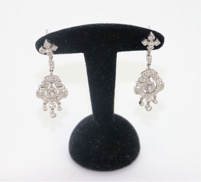 null Paire de pendants d'oreilles en or gris 750°/°° (18k) en forme de fleur stylisée,...