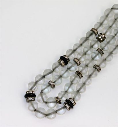 null ANONYME Circa 1930
Sautoir en perles de verre transparentes et mates, alternées...
