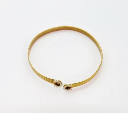 null Bracelet jonc trois or 750°/°° (18k) ouvrant se treminant par deux C. 
D. 5,5...