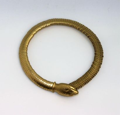 null YSL
Collier en métal doré à maille serpent orné d'une tête de serpent.
L. 39,5...