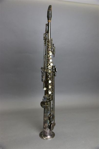 null Saxophone soprano Dolnet, métal argenté. Très bon état. 

