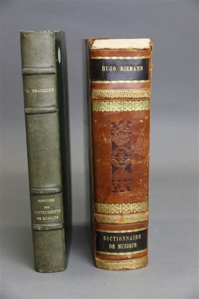 null Hugo Riemann. 
Dictionnaire de musique. Payot lausanne, 2ème édition. 1913....