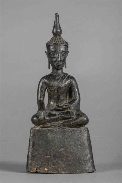 null Statuette en bronze à patine brune, figurant le Bouddha assis en virasana sur...