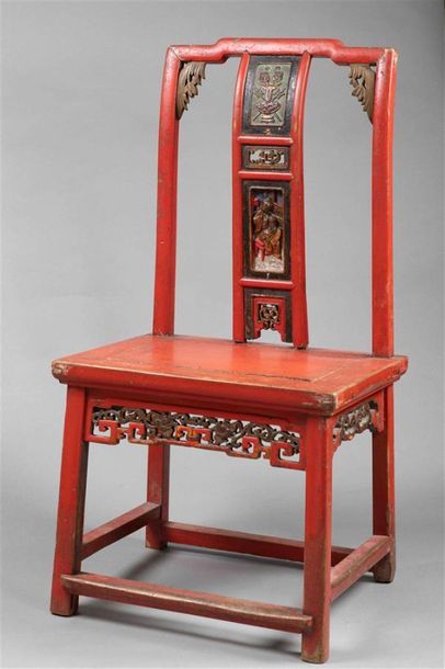null Une chaise en bois laqué rouge, le dossier plat à barette à décor polychrome...
