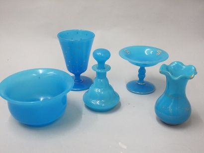 null Ensemble d'opalines bleues comprenant: un baguier, un petit flacon, un vase...
