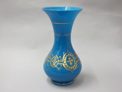 null Vase à col évasé en opaline bleue à décor géométrique doré sur le corps. (usures...