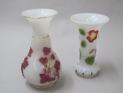 null Deux vases en opaline blanche à décor de capucines en relief pour l'un et de...