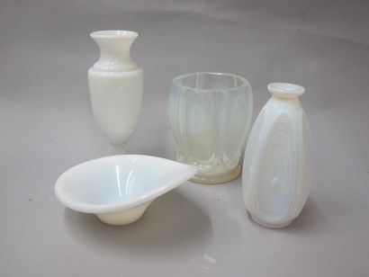 null VERLYS. Vase à sections côtelées en verre moulé pressé opalescent (égrenure)...