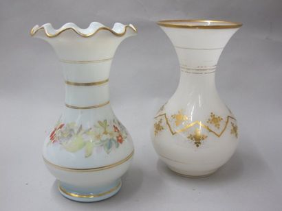 null Trois vases à panses renflées en opaline blanche à décor floral et stylisé rehaussés...