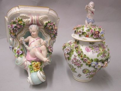 ALLEMAGNE Console d'applique et vase couvert en porcelaine à décor polychrome de...