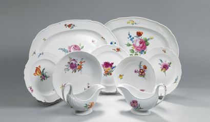 MEISSEN Partie de service de table en porcelaine blanche à décor floral polychrome...