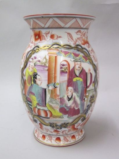 BAYEUX vase ovoïde à col élargi en porcelaine à décor d'une scène animée dans un...