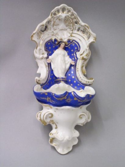 PARIS Bénitier en porcelaine de forme rocaille émaillée blanc à fond bleu étoilé,...