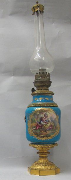 PARIS Lampe à pétrole complète, fût en porcelaine à décor polychrome d'une scène...