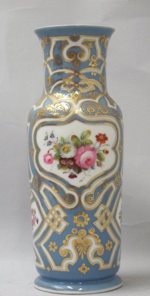 PARIS Vase rouleau à col rétréci en porcelaine à décor polychrome de fins bouquets...