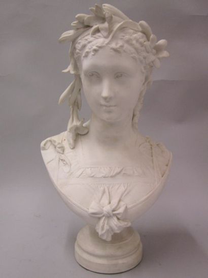 PARIS Biscuit de porcelaine représentant un buste de femme sur socle portant une...