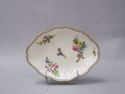 SEVRES Présentoir ovale en porcelaine tendre à décor polychrome de jetés de bouquets...