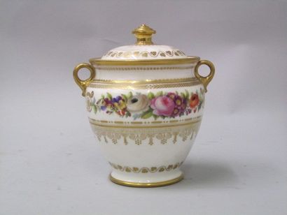 SEVRES Pot à sucre en porcelaine dure à décor polychrome d'une guirlande de fleurs...
