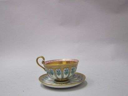 SEVRES Tasse à thé godronnée sur piédouche et sa sous-tasse à décor de palmettes...
