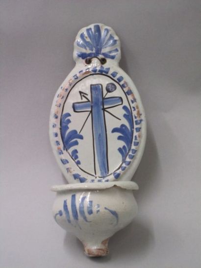 SUD-OUEST Bénitier en faïence à décor en camaïeu de bleu d'une croix et d'un rinceau;...