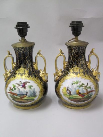 SUD-OUEST Paire de vases ovoïdes à anses rocaille en porcelaine à décor de deux oiseaux...