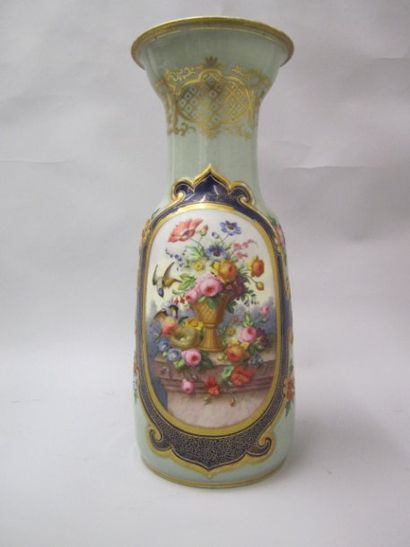SUD-OUEST Grand vase à haut col évasé en porcelaine à fin décor polychrome d'une...