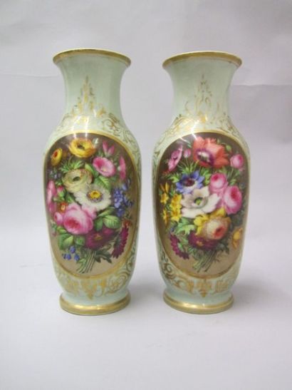 SUD-OUEST Paire de vases ovoïdes en porcelaine à décor polychrome d'un large bouquet...