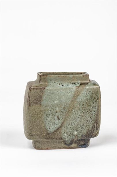 null CULOT Pierre (1938-2011)
Petit vase en grès à section rectangulaire sur piédouche,...
