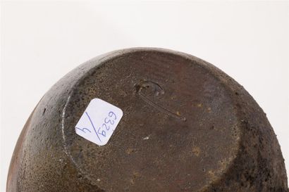 null ANONYME
Vase boule en grès au naturel.
Signé.
H. 12,5 cm
