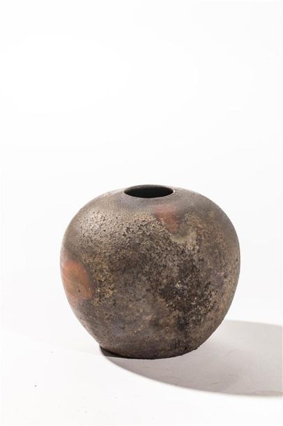 null ANONYME
Vase boule en grès au naturel.
Signé.
H. 12,5 cm