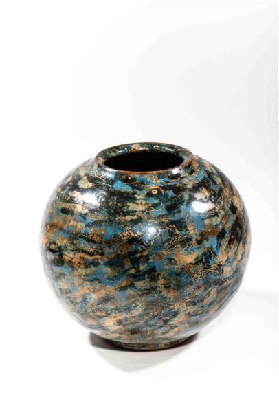 null DUBUC Philippe (né en 1947)
Vase boule en grès à décor émaillé de touches ocre,...