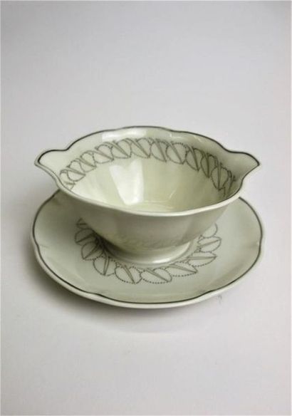 null LALIQUE Suzanne (1899-1989) & HAVILAND Théodore LIMOGES
Saucière en porcelaine...